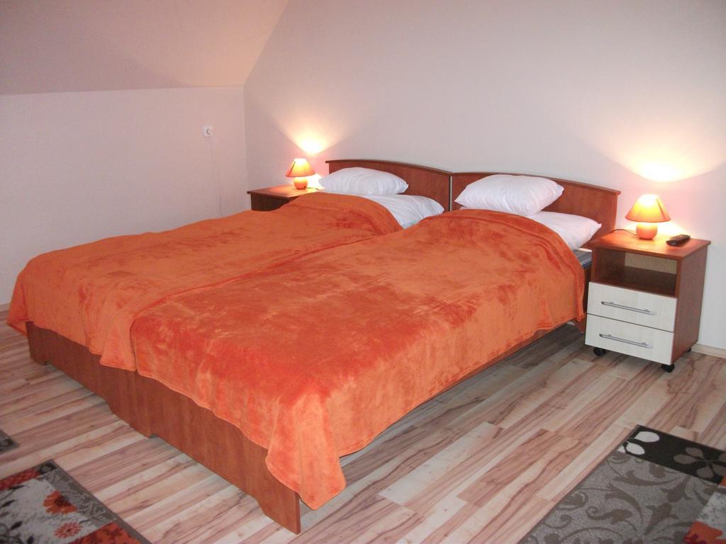 Jobor Vendeghaz Hotel Gyorujbarat Phòng bức ảnh